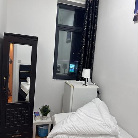 Four Stars Hostel Дубай Экстерьер фото