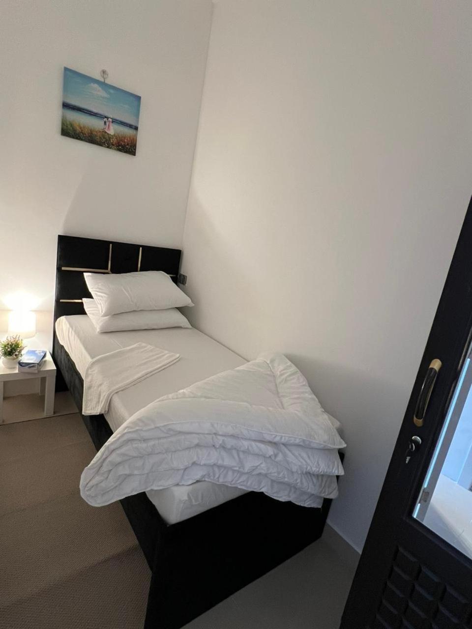 Four Stars Hostel Дубай Экстерьер фото