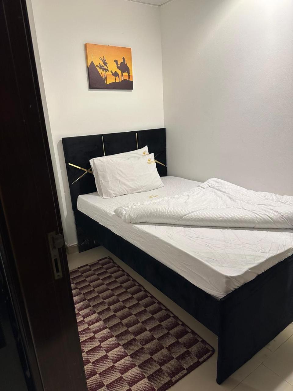 Four Stars Hostel Дубай Экстерьер фото