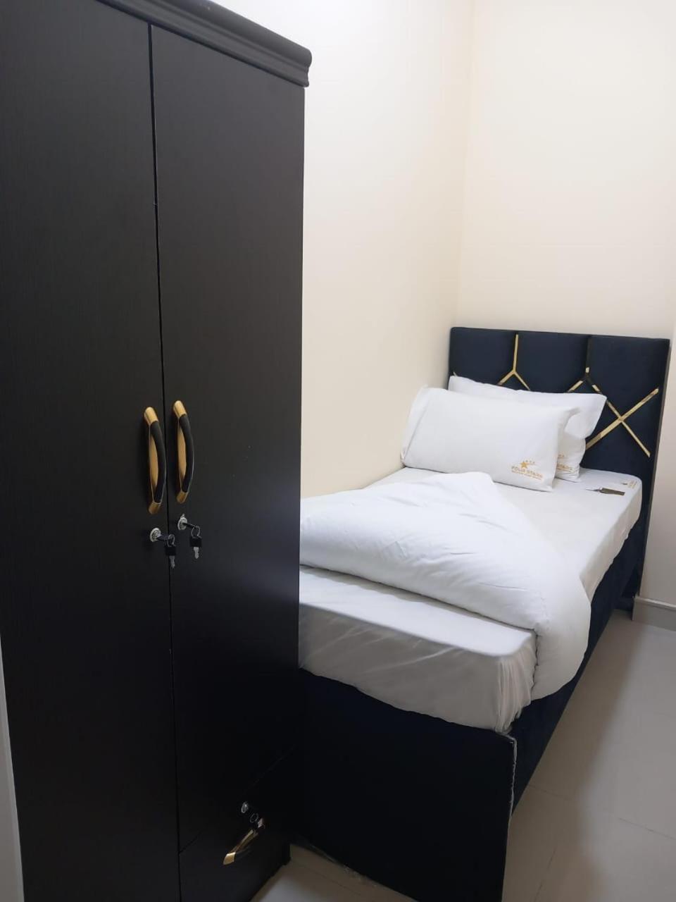 Four Stars Hostel Дубай Экстерьер фото