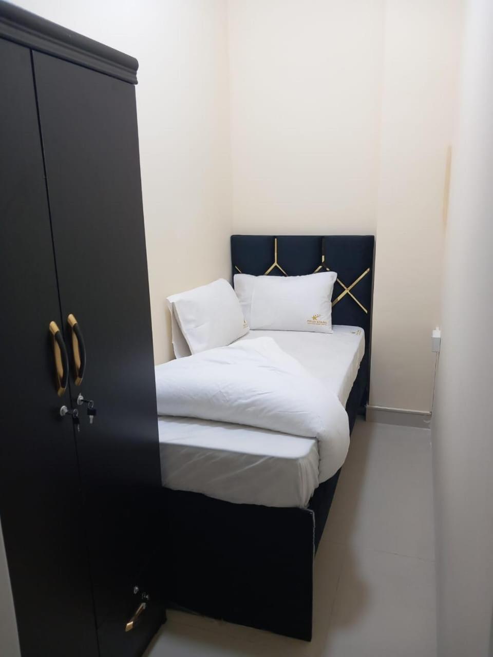 Four Stars Hostel Дубай Экстерьер фото