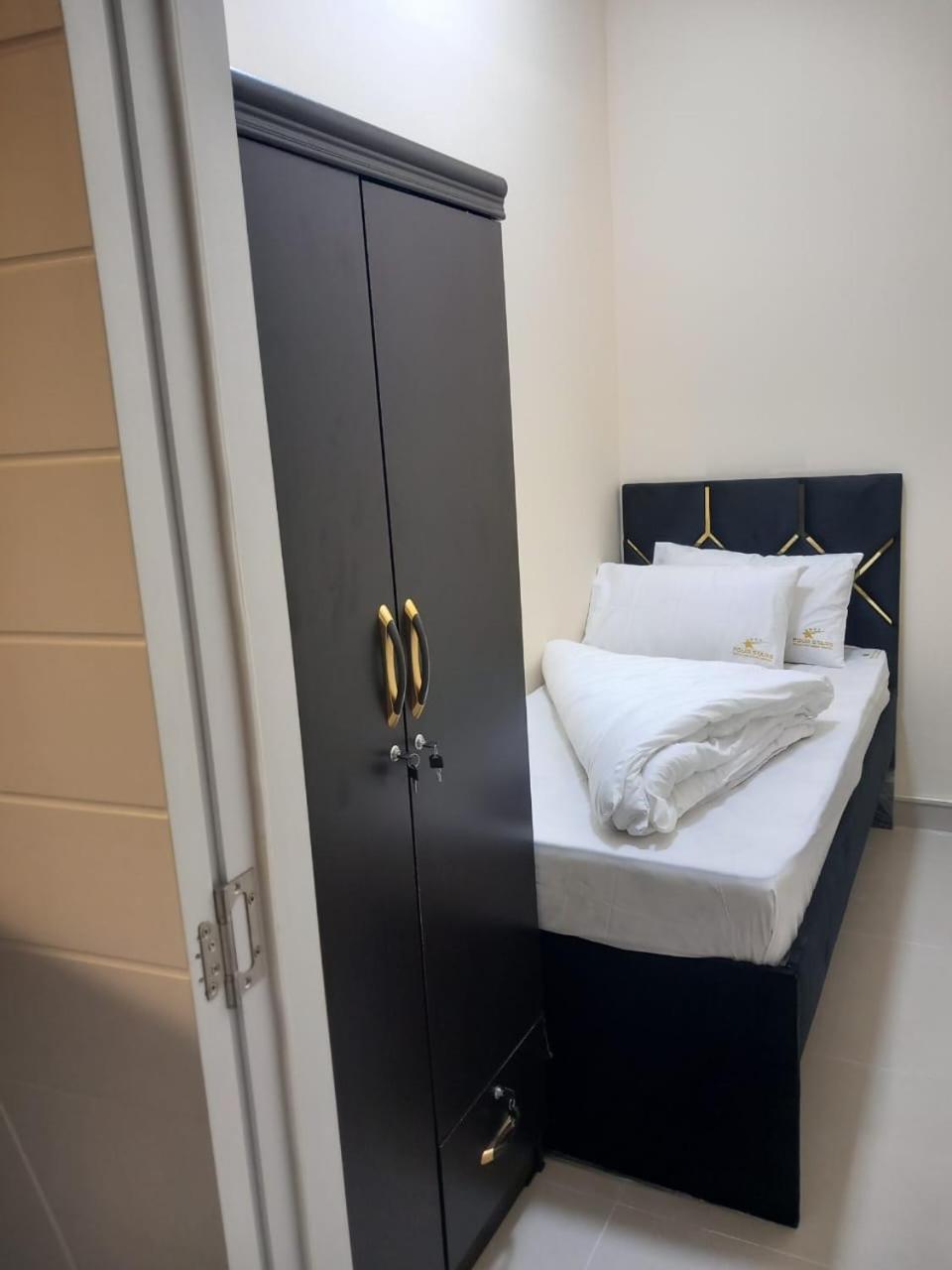 Four Stars Hostel Дубай Экстерьер фото